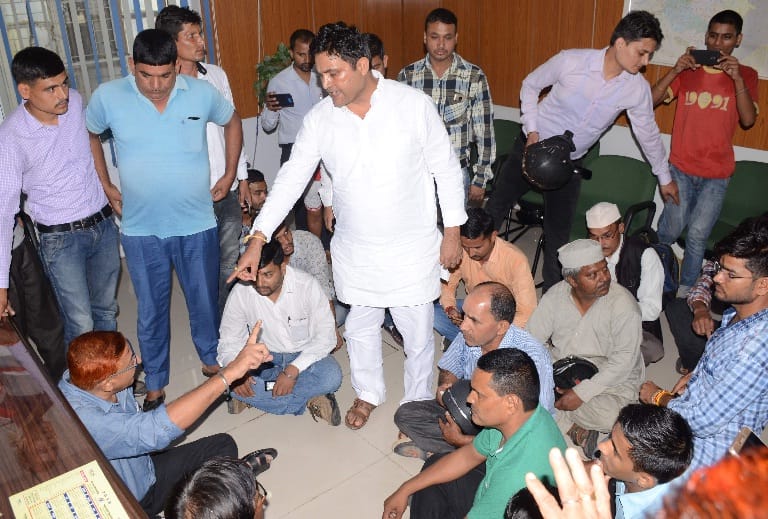 टेलीफोन टावर का काम बंद होने से विधायक राम सिंह कैड़ा ने दिया धरना