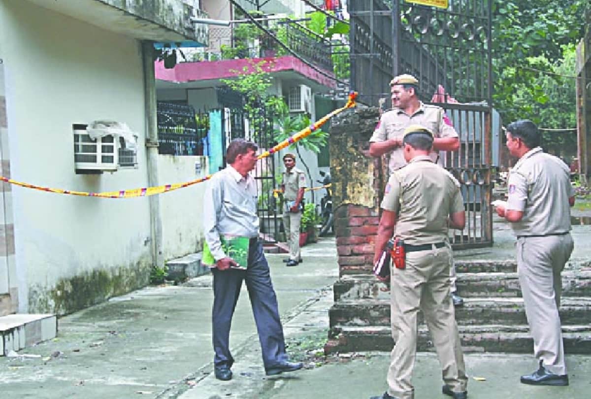 mother and daughter murder suspect seen on CCTV in delhi