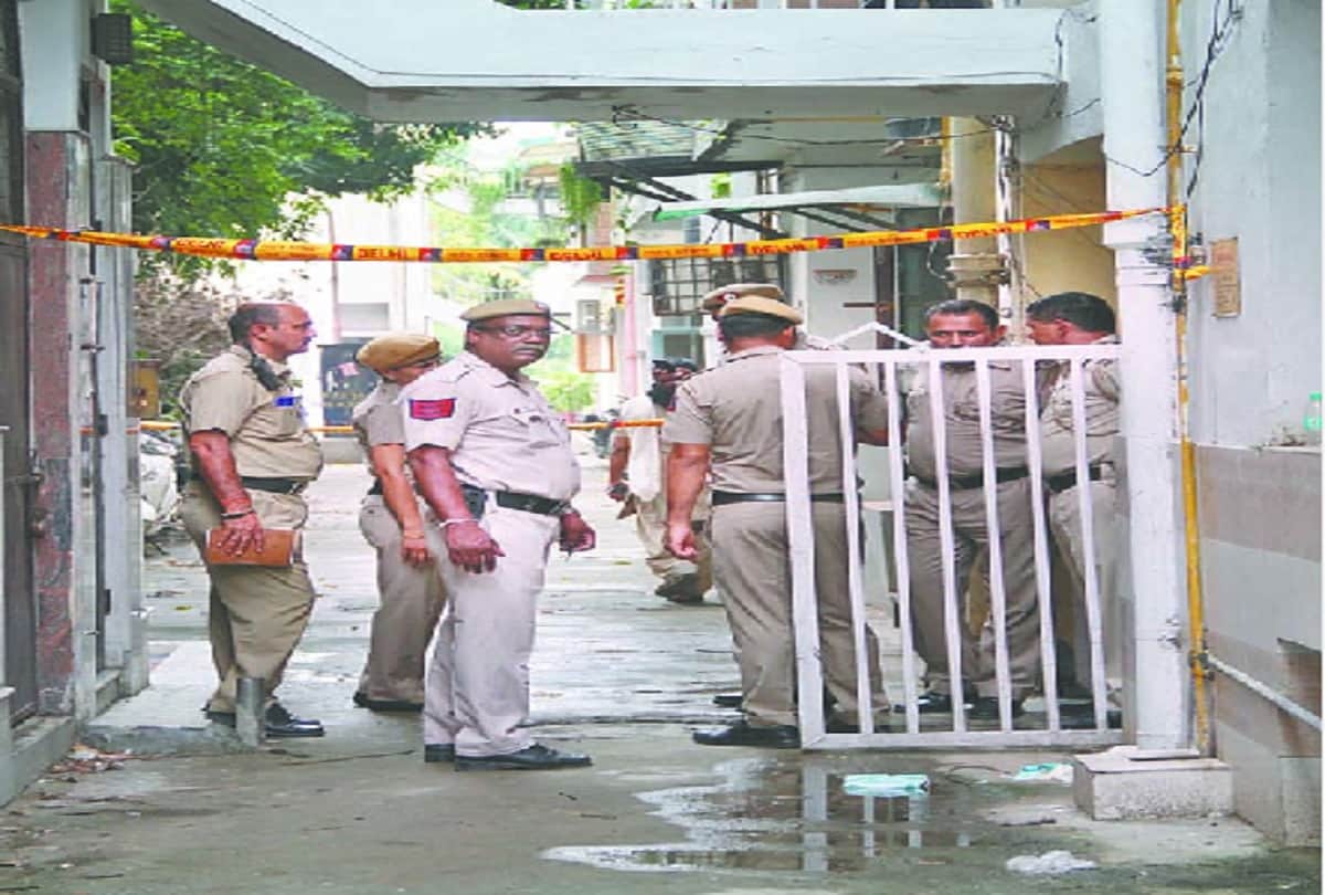 mother and daughter murder suspect seen on CCTV in delhi