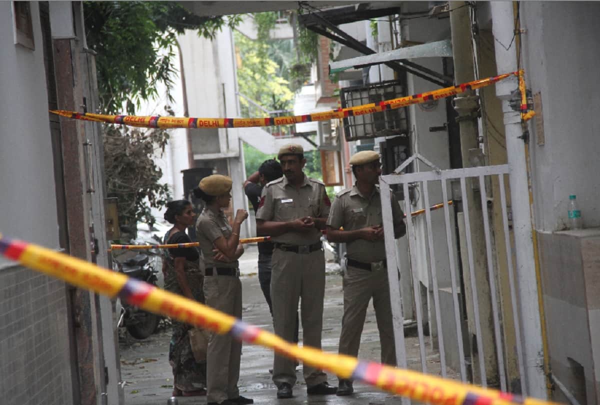 mother and daughter murder suspect seen on CCTV in delhi