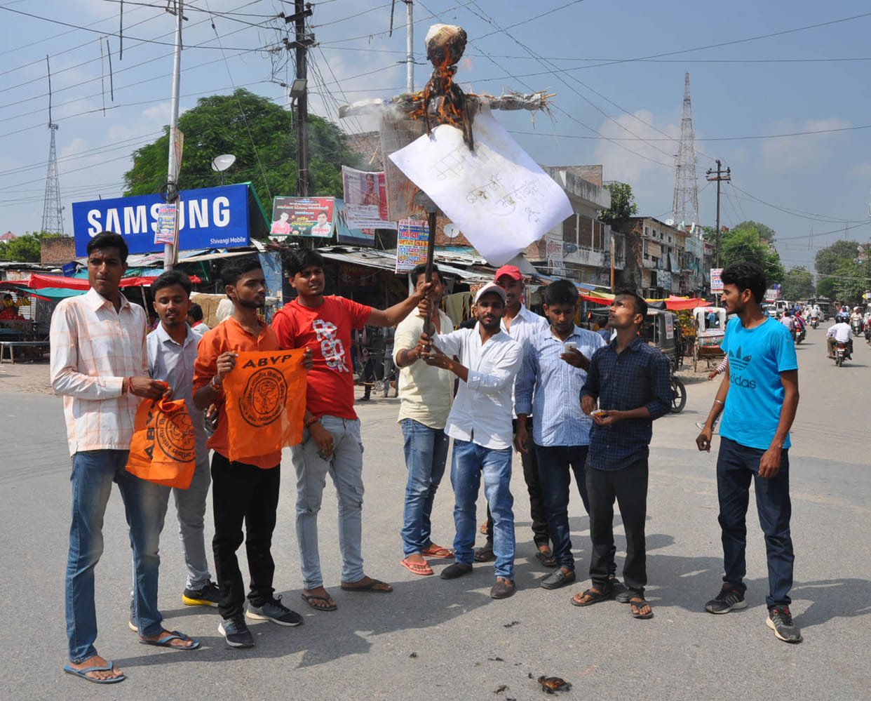 Blow Mamta Banerjee's effigy