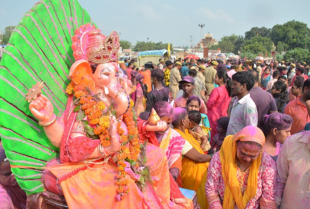 immersion of lord ganesha idols in lucknow.