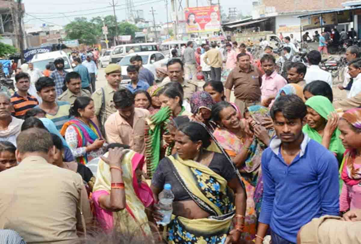 Mother son died due to road accident in Kanpur