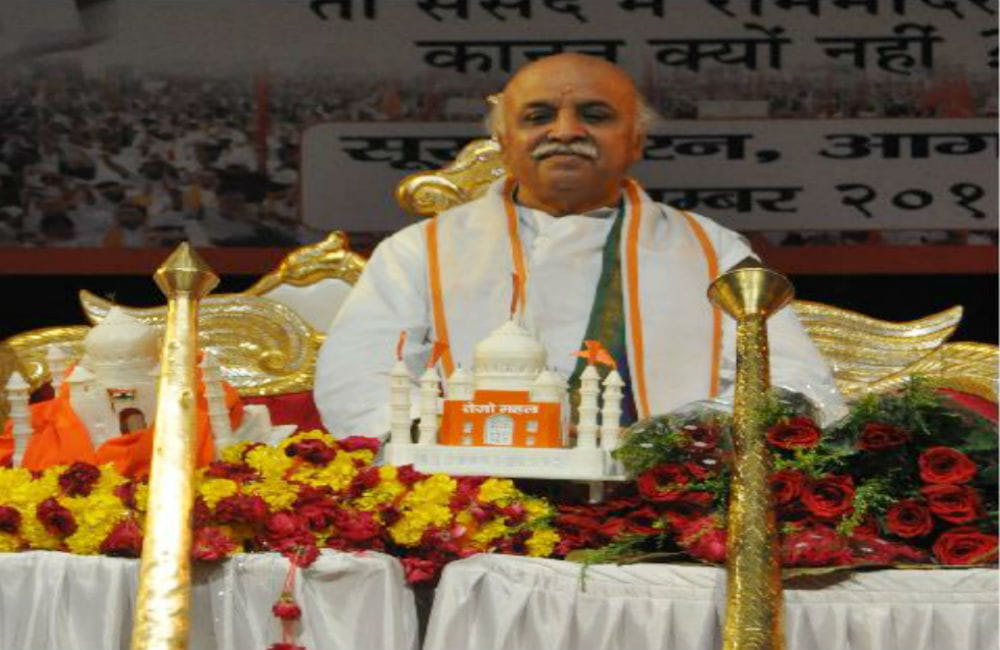 People gifts Taj Mahal as Tejo mahal to Praveen Togadia in agra