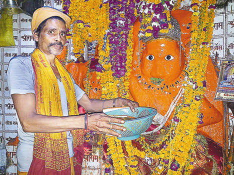 फोटो- 22 जीटीआरपी 7- कुड़नी कसबे के मंदिर में स्थापित भव्य हनुमान जी की मूर्ति।