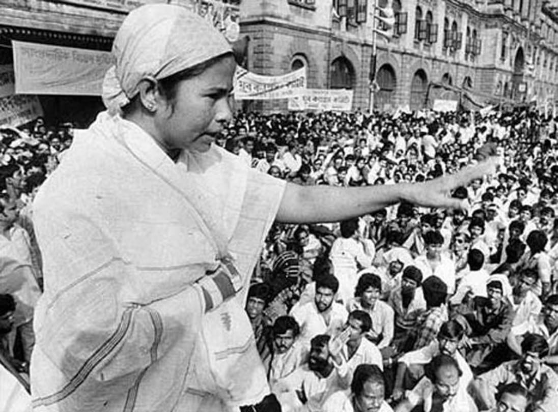 powerful daughters of indian politics ,when took responsibility left world awestruck