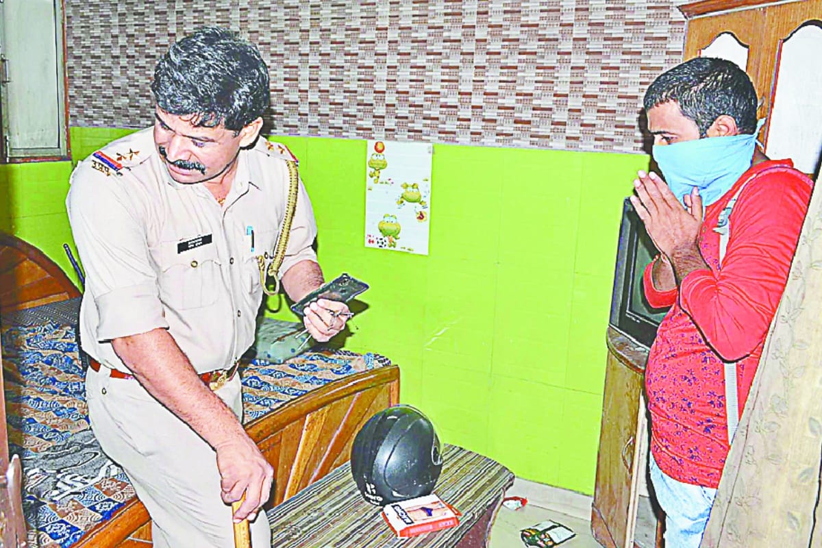 UP police raid in meerut hotels many couples found in the offensive condition
