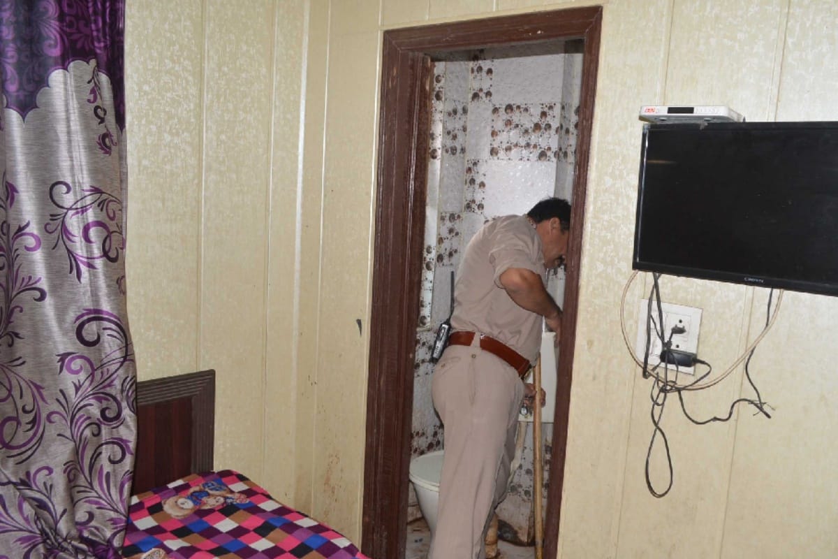 UP police raid in meerut hotels many couples found in the offensive condition