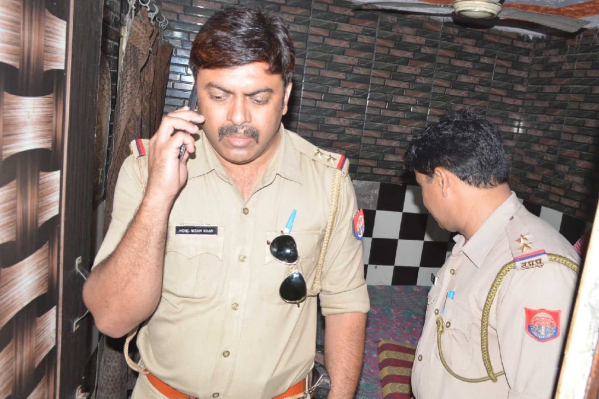 UP police raid in meerut hotels many couples found in the offensive condition