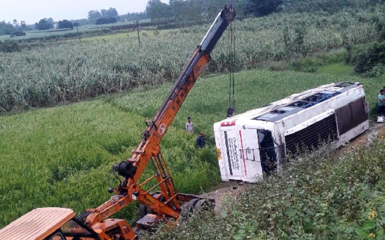 Road accident in Muzaffarnagar a sharp shock and bus lipped into 20 feet deep sloping