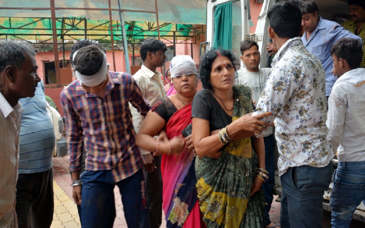 Road accident in Muzaffarnagar a sharp shock and bus lipped into 20 feet deep sloping