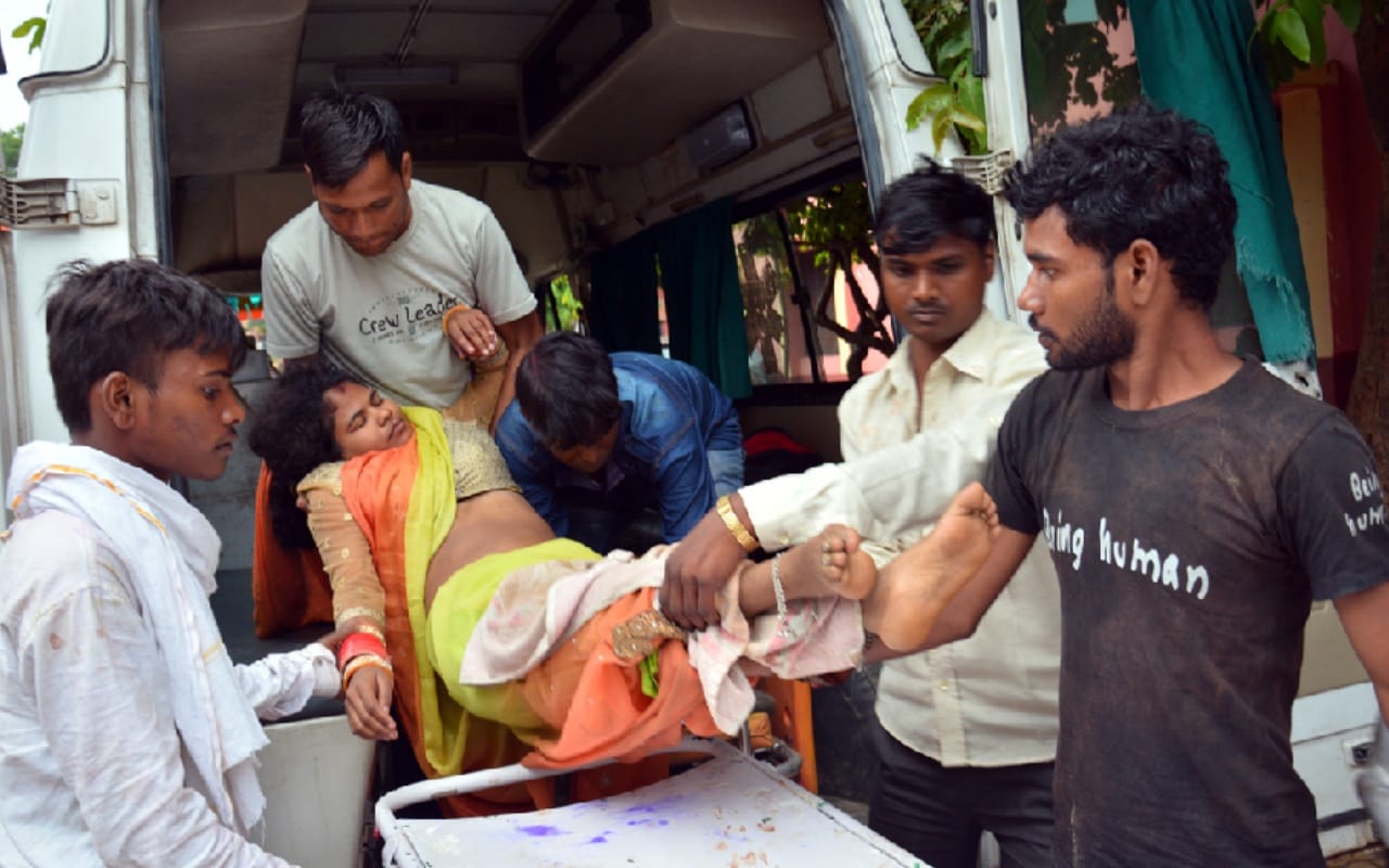 Road accident in Muzaffarnagar a sharp shock and bus lipped into 20 feet deep sloping