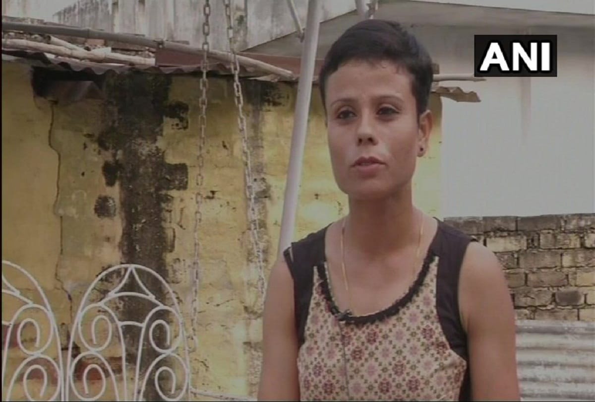 Neeru Sambyal wife of army personnel Ravinder Sambyal joins army and become lieutenant