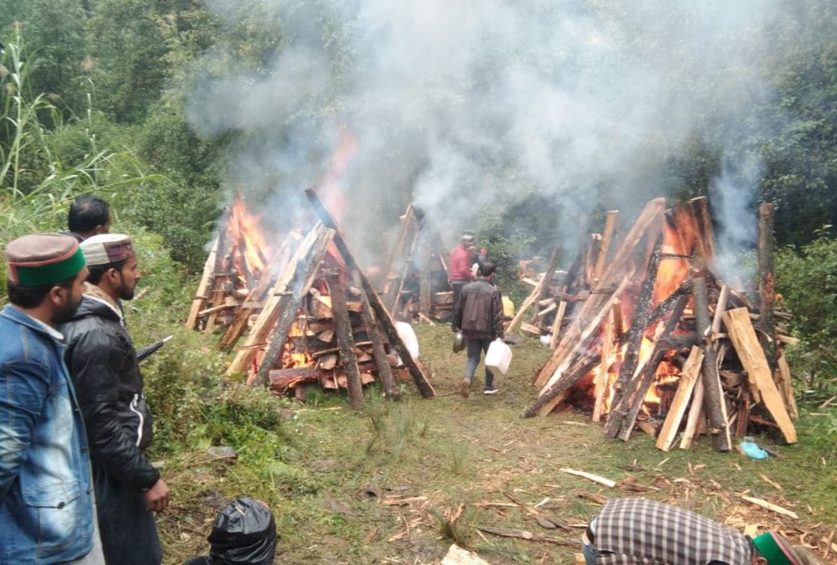 Shimla jubbal accident 13 died cremation in village dhara