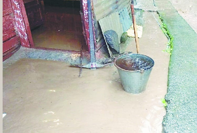 कुल्लू-मनाली मुख्य मार्ग समेत दो दर्जन सड़कें बंद