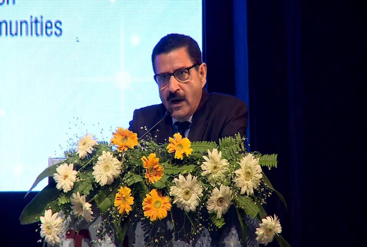 problems of the Vice-Chancellor ratanlal hangloo surrounded by controversies increased