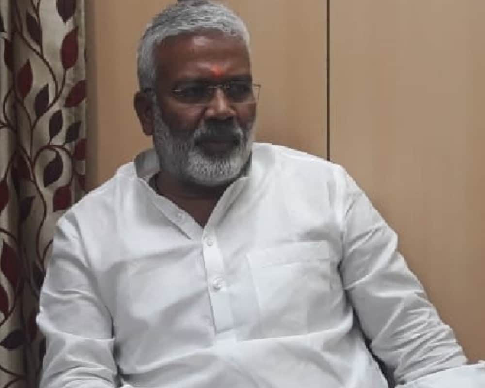 Transport Minister Swatantra Dev Singh surprise check in RTO office noida