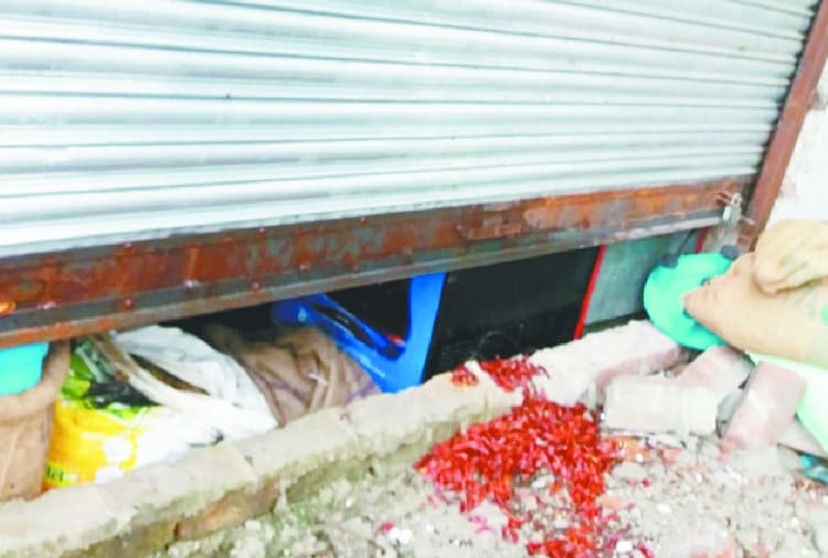 चोरों ने तोड़ा दुकान का शटर, नकदी उड़ाई