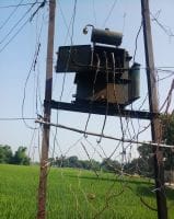 झूलते तार और जर्जर ट्रांसफार्मर दे रहे दुर्घटना को दावत
