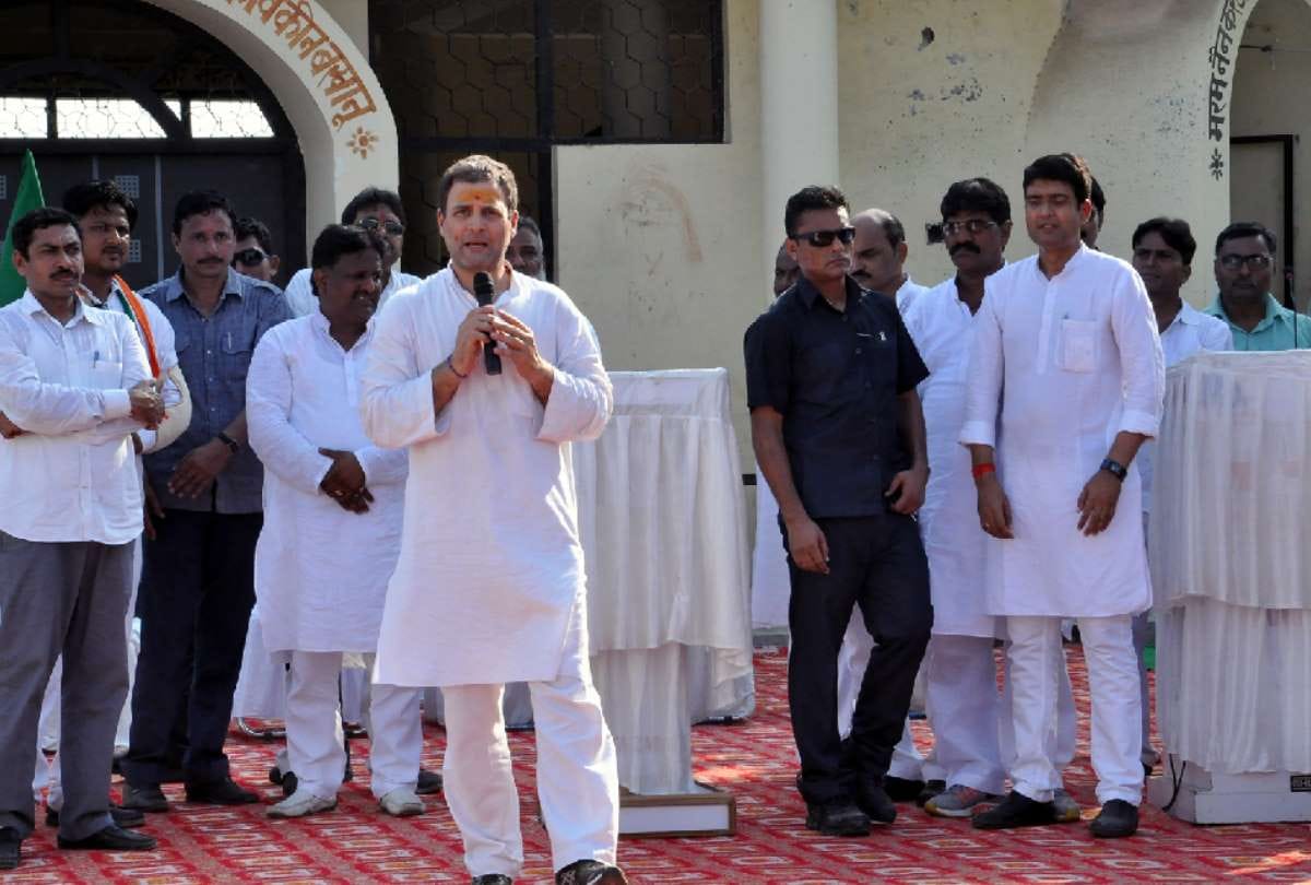 rahul gandhi targets narendra modi on rafale deal in amethi.