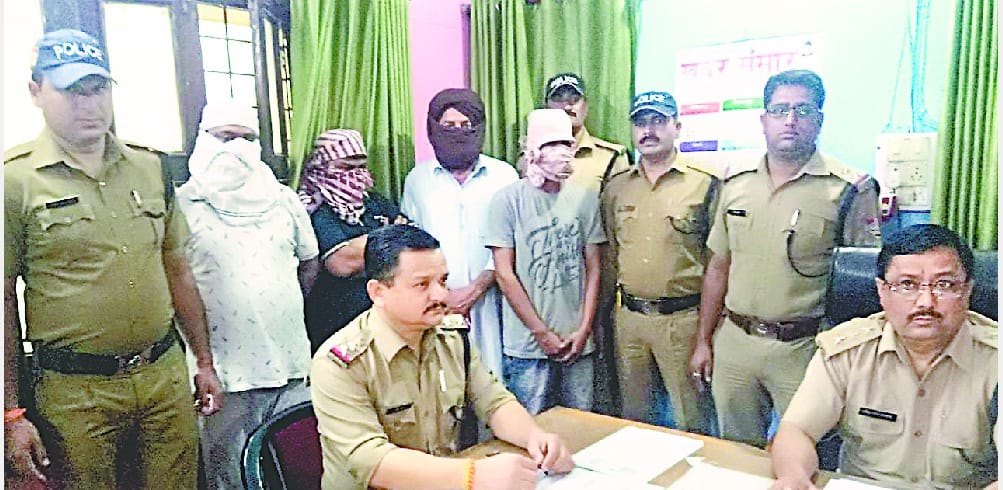 Sex racket busted, six arrested including two women