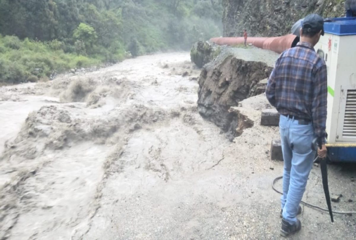Water level reaching 3200 Cumax in beas river in mandi