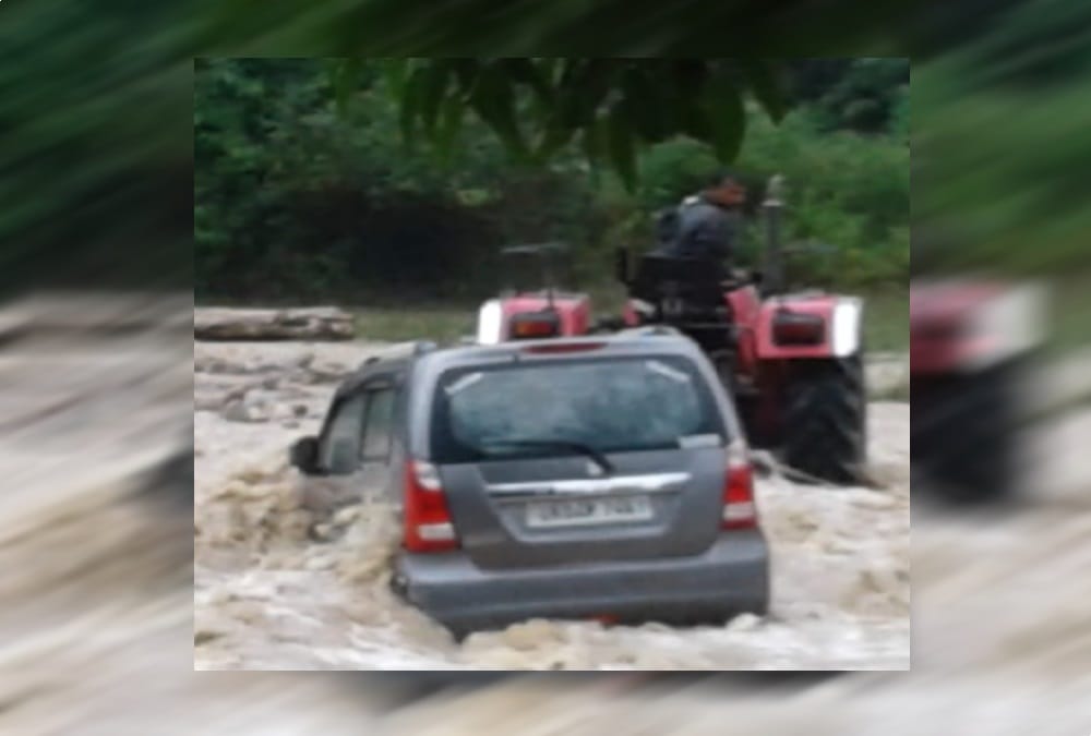 Teachers Car swept in heavy flow of Channel in almora