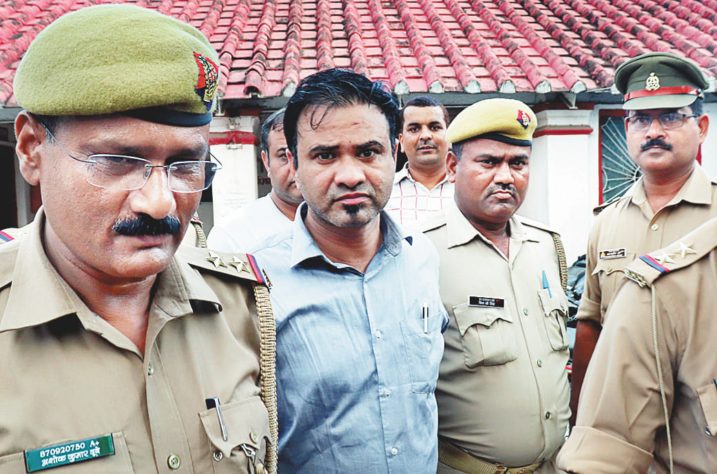 डॉ. कफील भाई आदिल के साथ गिरफ्तार