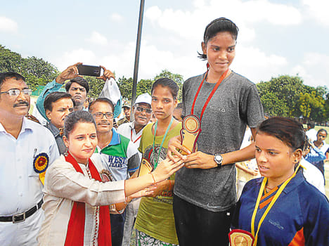 Ruby and Yogesh topper in 1500 meters race in farrukhabad