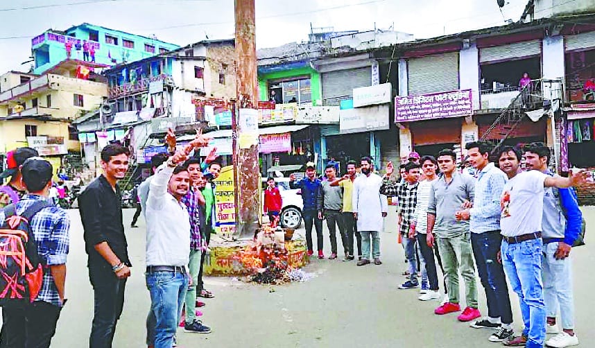 west bengal's cm dummy on fire