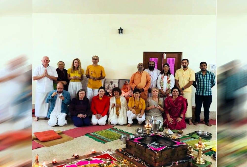Foreigners learn hatha Yoga and havan vidhi in uttarakhand