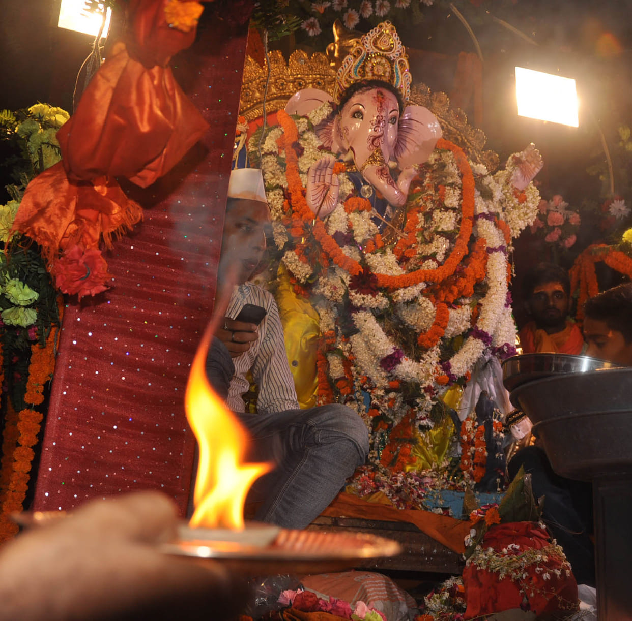 The devotees of Dhol-Nagand and Jaykaran felicitated Gajanan