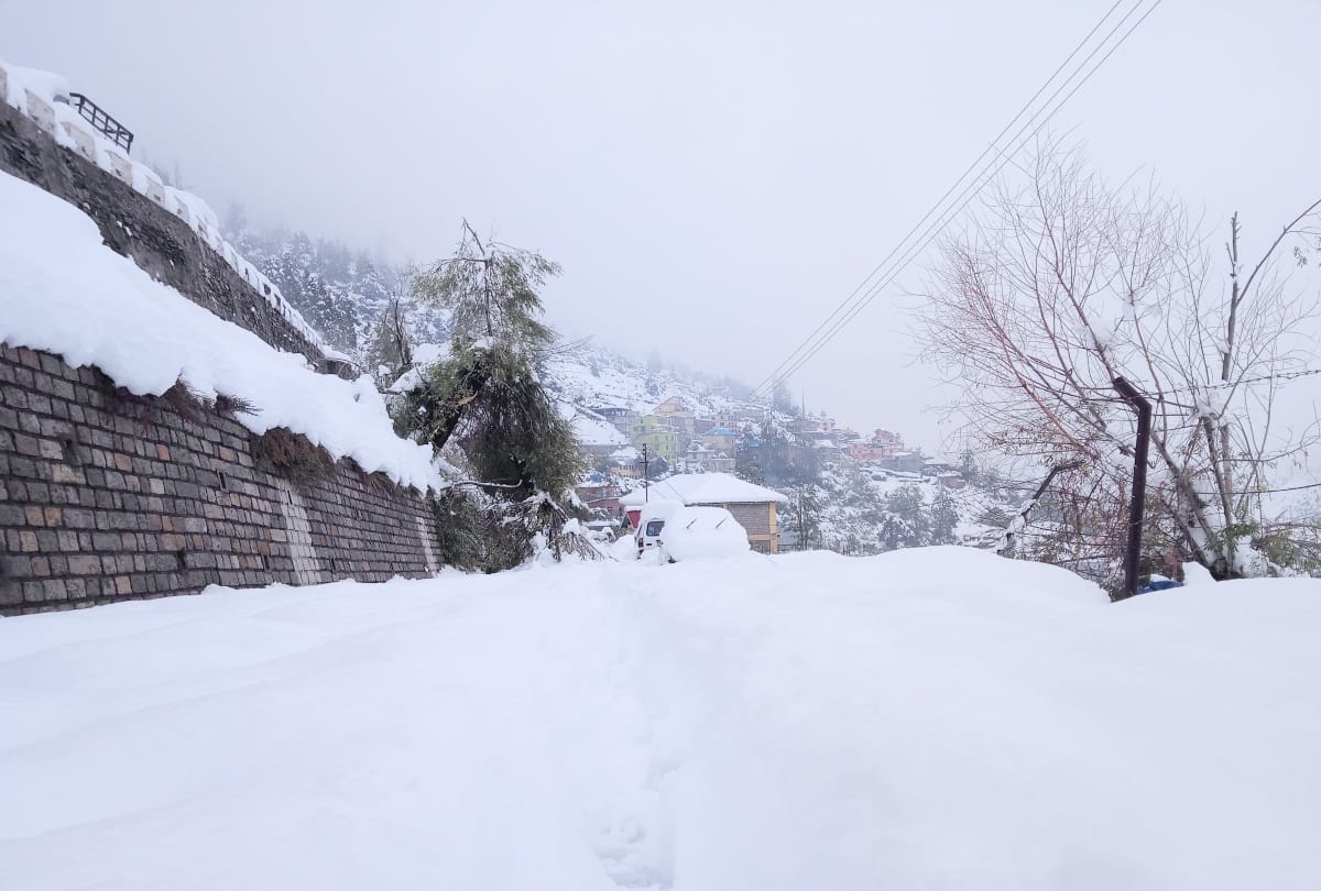 Minimum temperature reduced by minus two degrees in Kelang himachal
