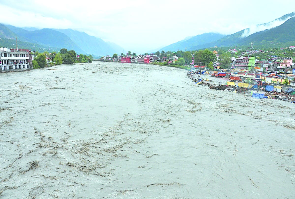 large scale loss in 10 districts due to heavy rainfall in himachal