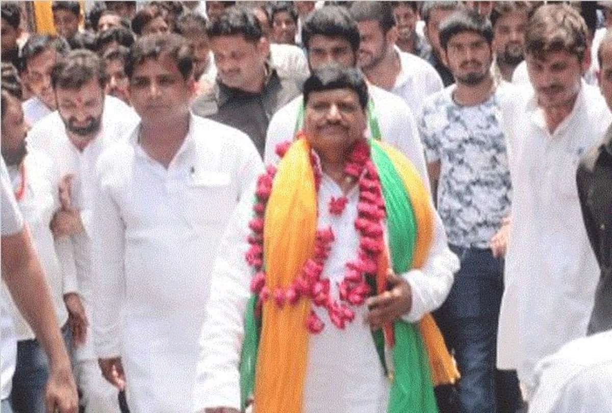 shivpal singh attended a programme with brother of abu salem