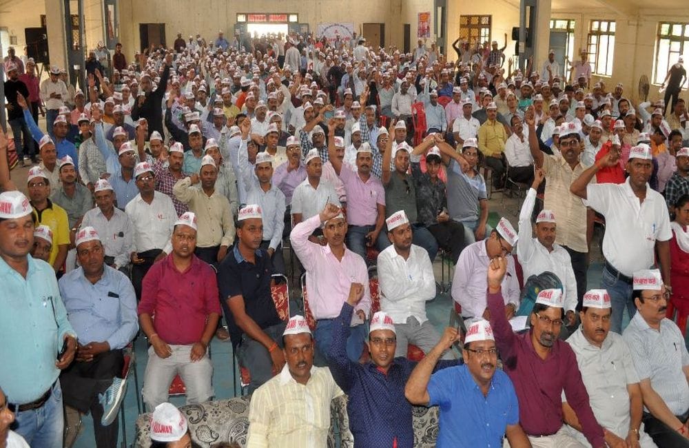 पुरानी पेंशन बहाली के मुद्दे पर गरजे रेल कर्मचारी