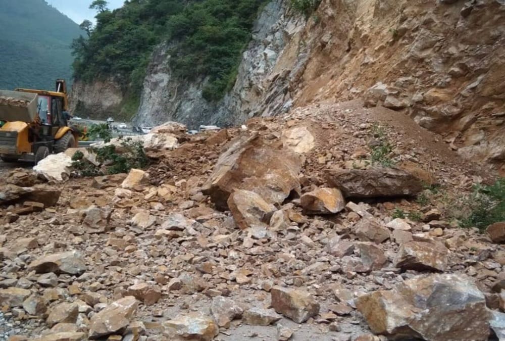 snowfall in uttarakhand Highway blocked after Landslide