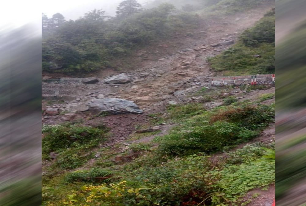 kailash mansarovar yatra Road Blocked due to Landslide after heavy rainfall