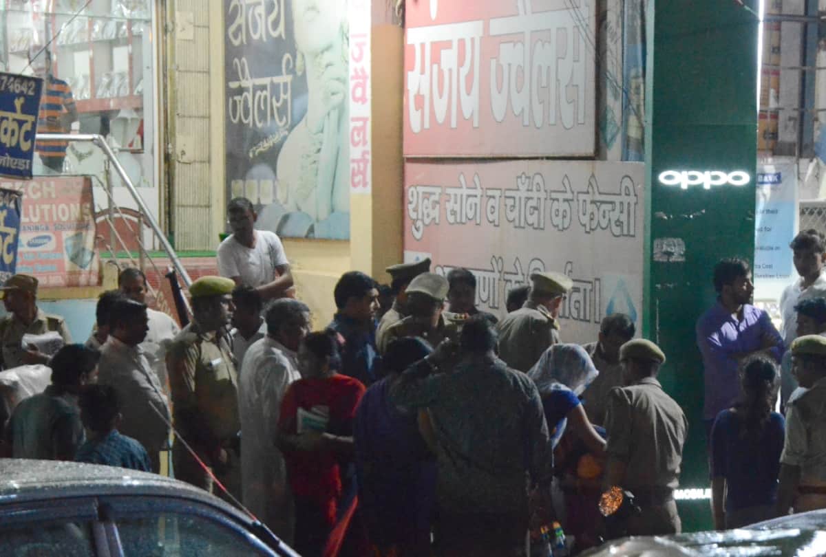 Miscreants looted 10 lakh jewellers beside police post in Noida