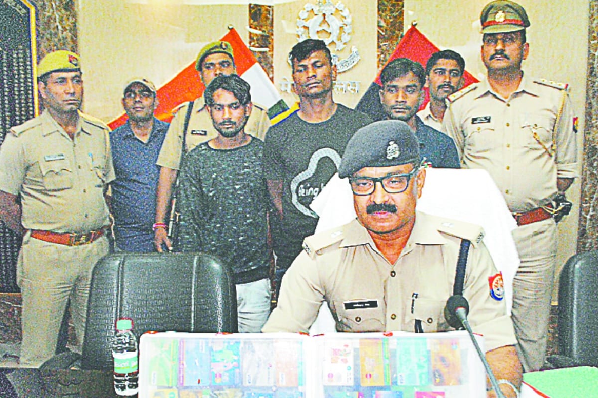 UP: Police exposed the gang as a victim became a Gangster and looted four hundred people in 4 years