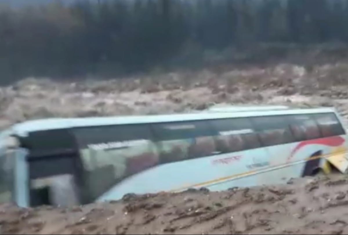 Heavy rains lashes himachal pradesh mandi kullu manali chamba