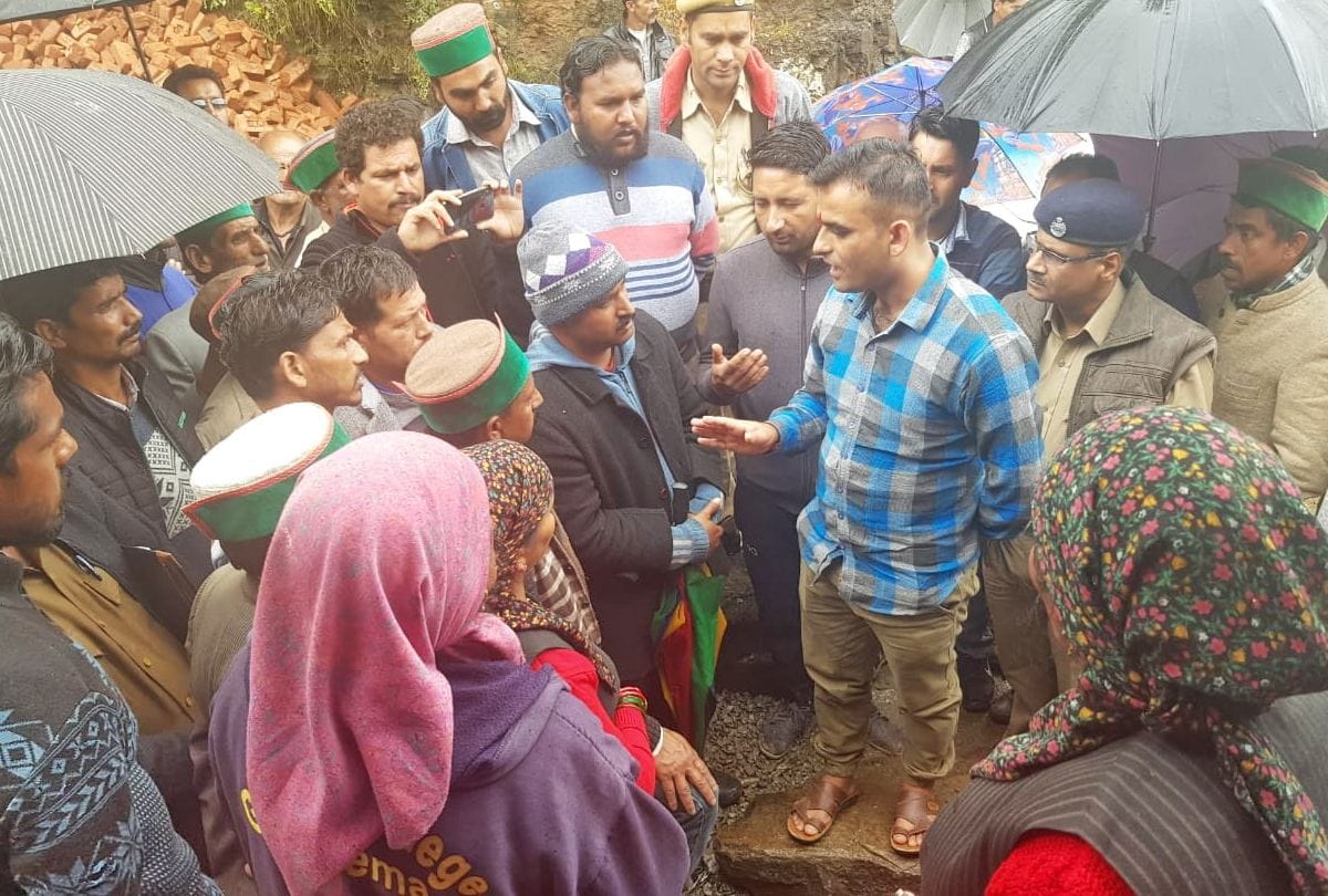 परिजनों का आरोप, पंचायत घर में शव रखने पर फोन पर धमकाती रही प्रधान