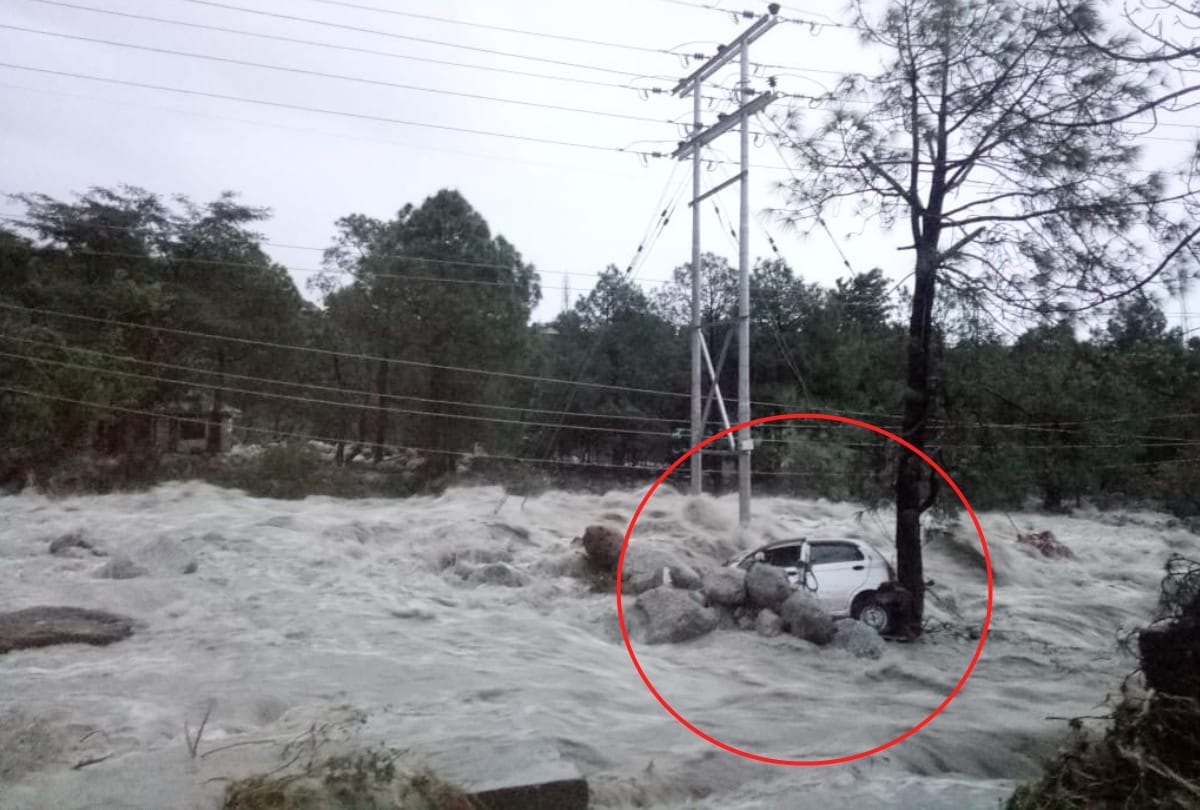 Heavy rain in himachal pradesh and Shimla two boy one girl swept away in river parvati kullu