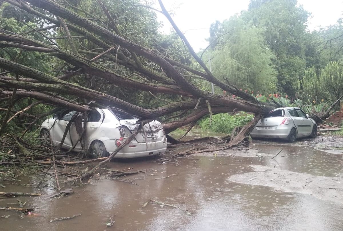 Heavy rain in himachal pradesh and Shimla two boy one girl swept away in river parvati kullu