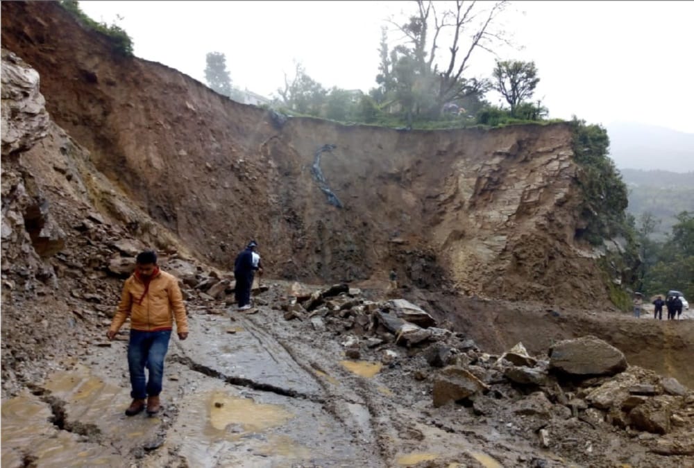 Kedarnath Yatra stop after landslide on rudraprayag gaurikund highway