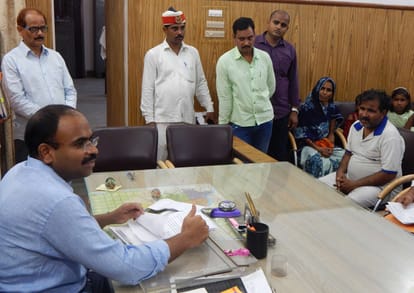 man trying to burn self including family at Ballia DM office