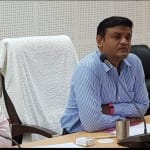 अफसरों के साथ बैठक करते कमिश्नर।