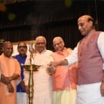 दीप जलाकर कार्यक्रम की शुरुआत करते नेतागण