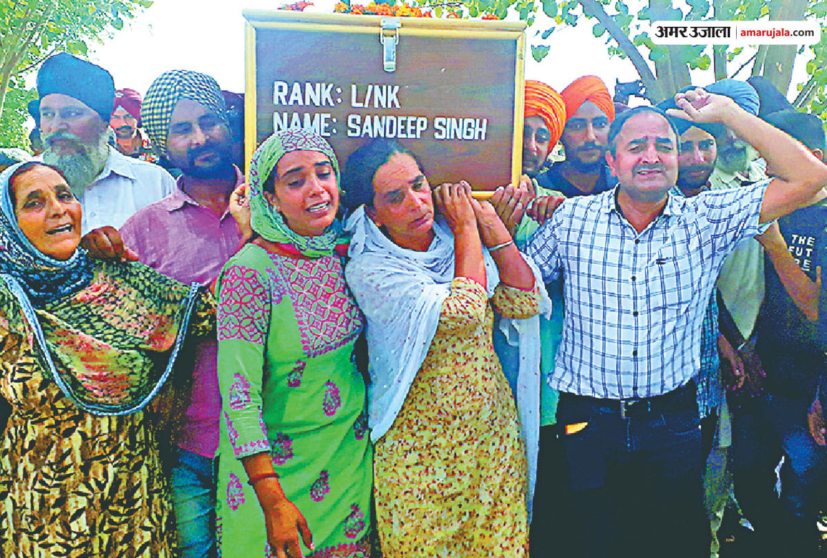 martyred commando sandeep singh given last salute by mother and family