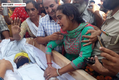 martyred commando sandeep singh given last salute by mother and family